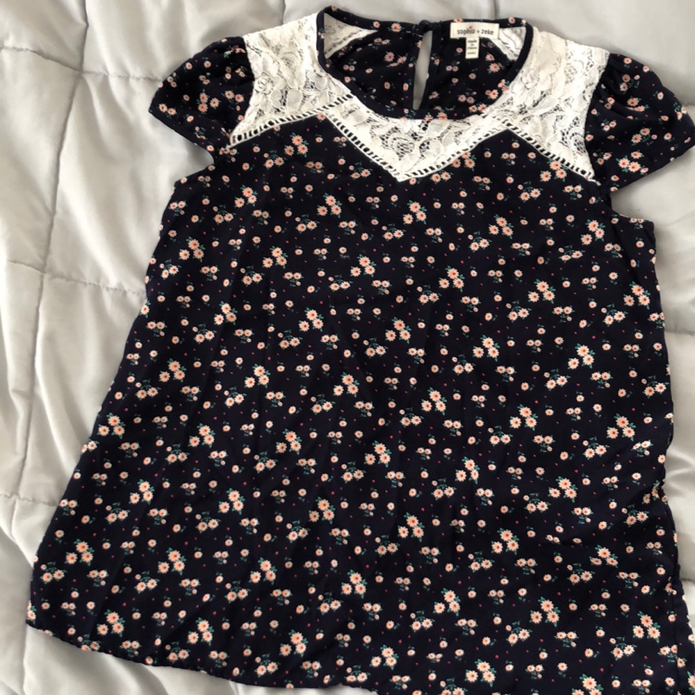 Girl’s flowery and lace shirt